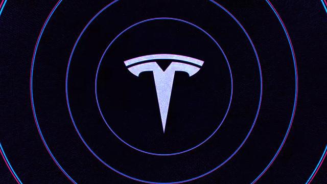 Tesla, Kırmızı Işıkta Uyarı Veren Özelliğini Araçlarına Dağıtmaya Başladı
