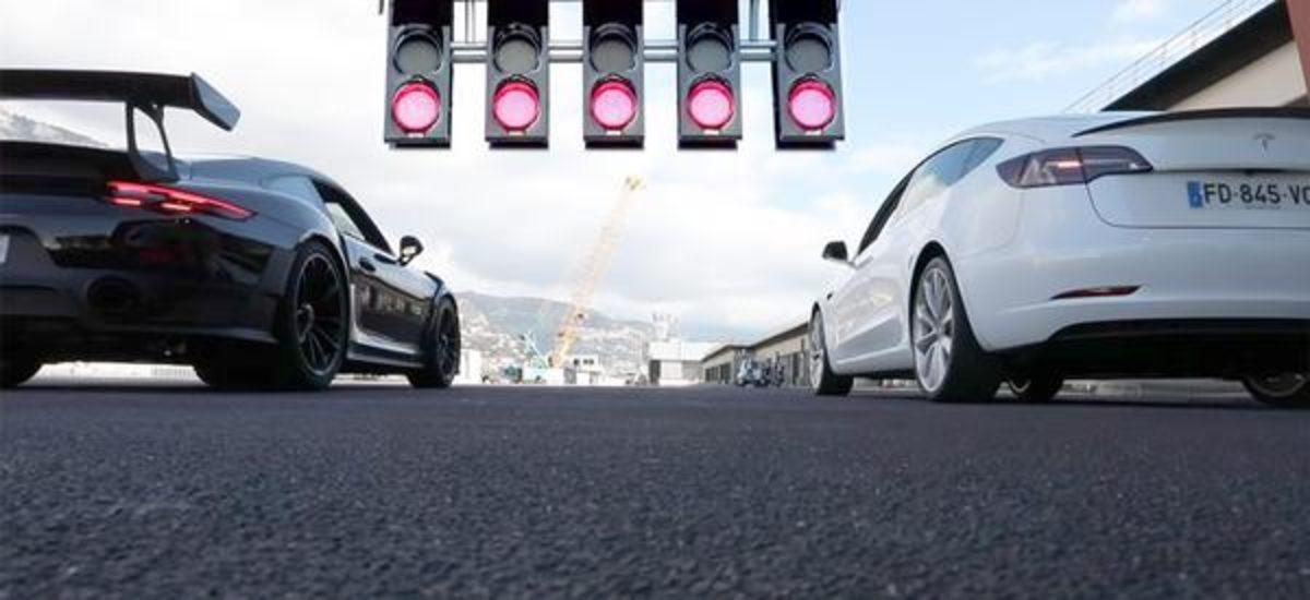 60 Bin Dolarlık Tesla Model 3 ile 295 Bin Dolarlık Porsche 911 GT2 RS Kapışması