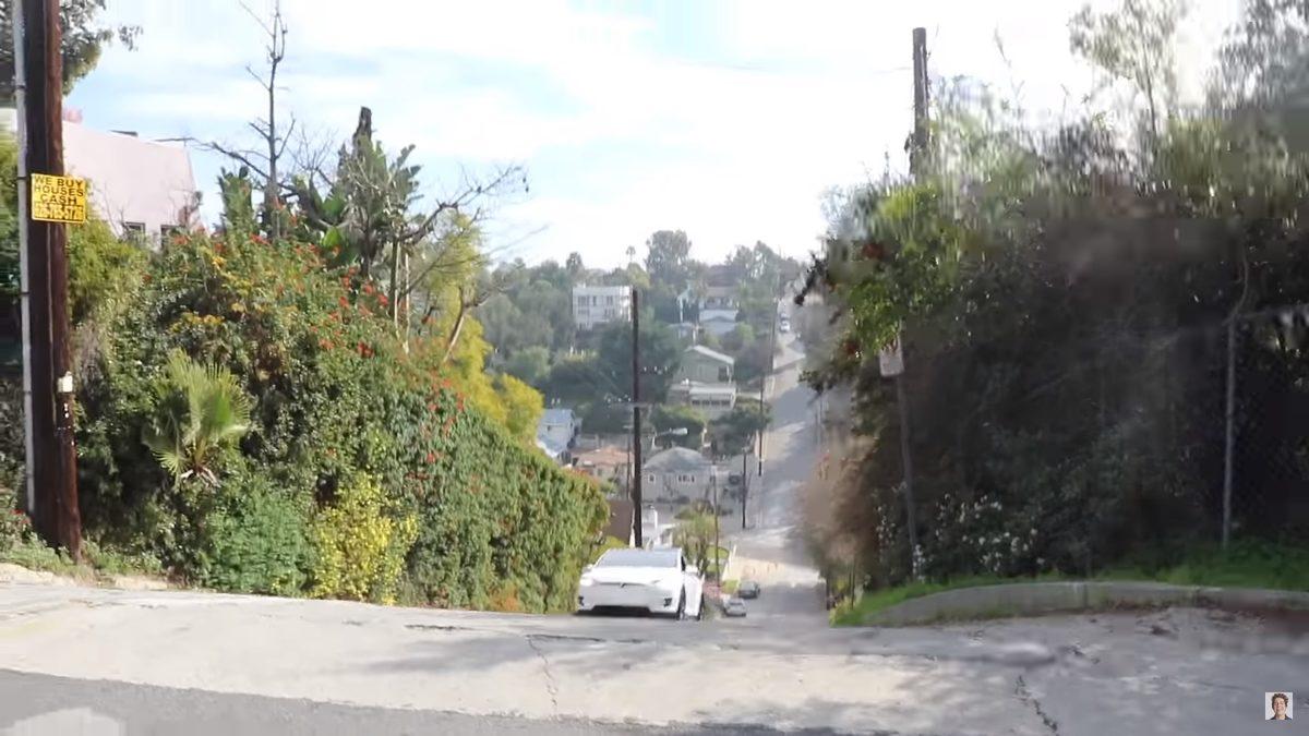 Bir YouTuber, Tesla Model X’i ile Gerçekten ’Uçtu’ (Video)