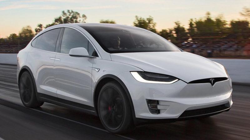 Bir YouTuber, Tesla Model X’i ile Gerçekten ’Uçtu’ (Video)