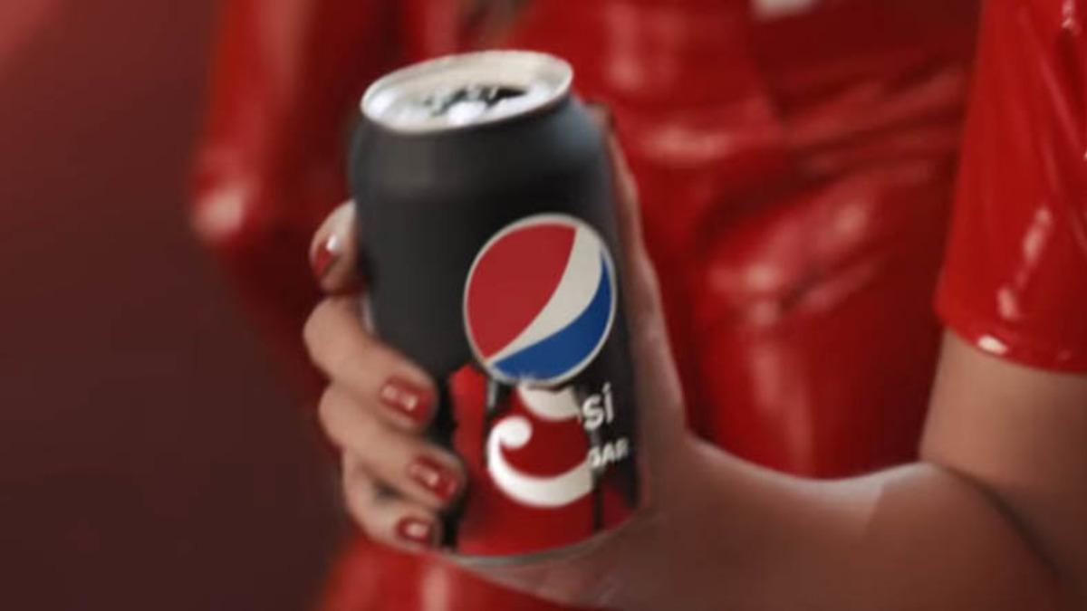 Pepsi, Coca-Cola’nın Renklerine Gönderme Yaptığı Bir Reklam Filmi Hazırladı