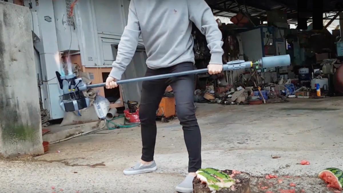 Bir YouTuber, Çöp Kutusundan Gerçek Bir ’Reinhardt Çekici’ Yaptı (Video)