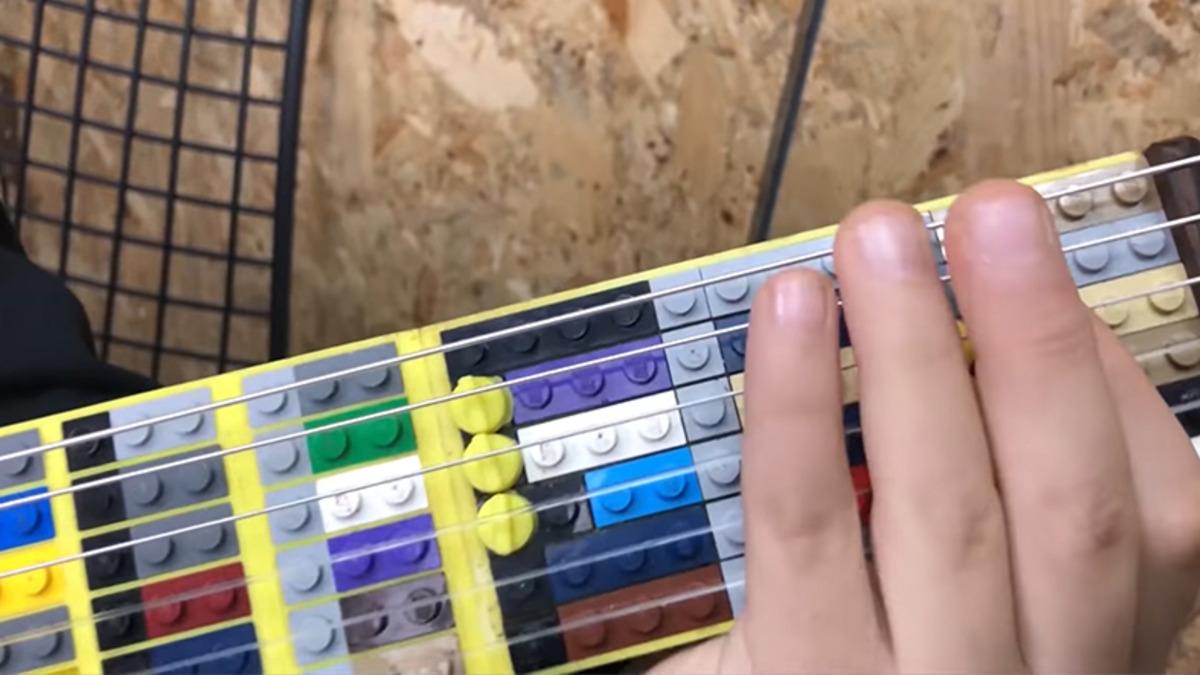 Bir Türk Gitarist, Lego’dan Gitar Üretti (Video)