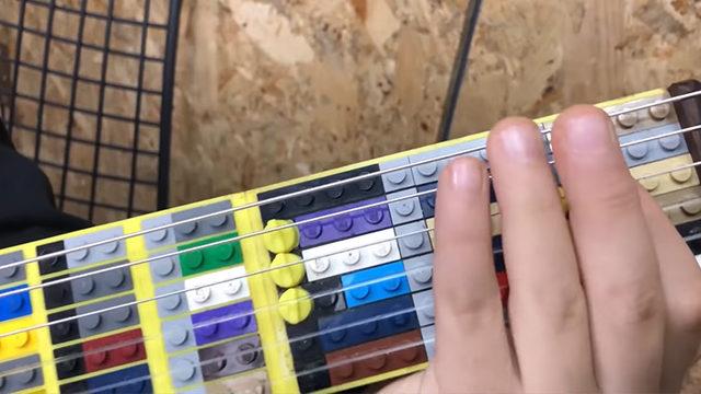 Bir Türk Gitarist, Lego’dan Gitar Üretti (Video)