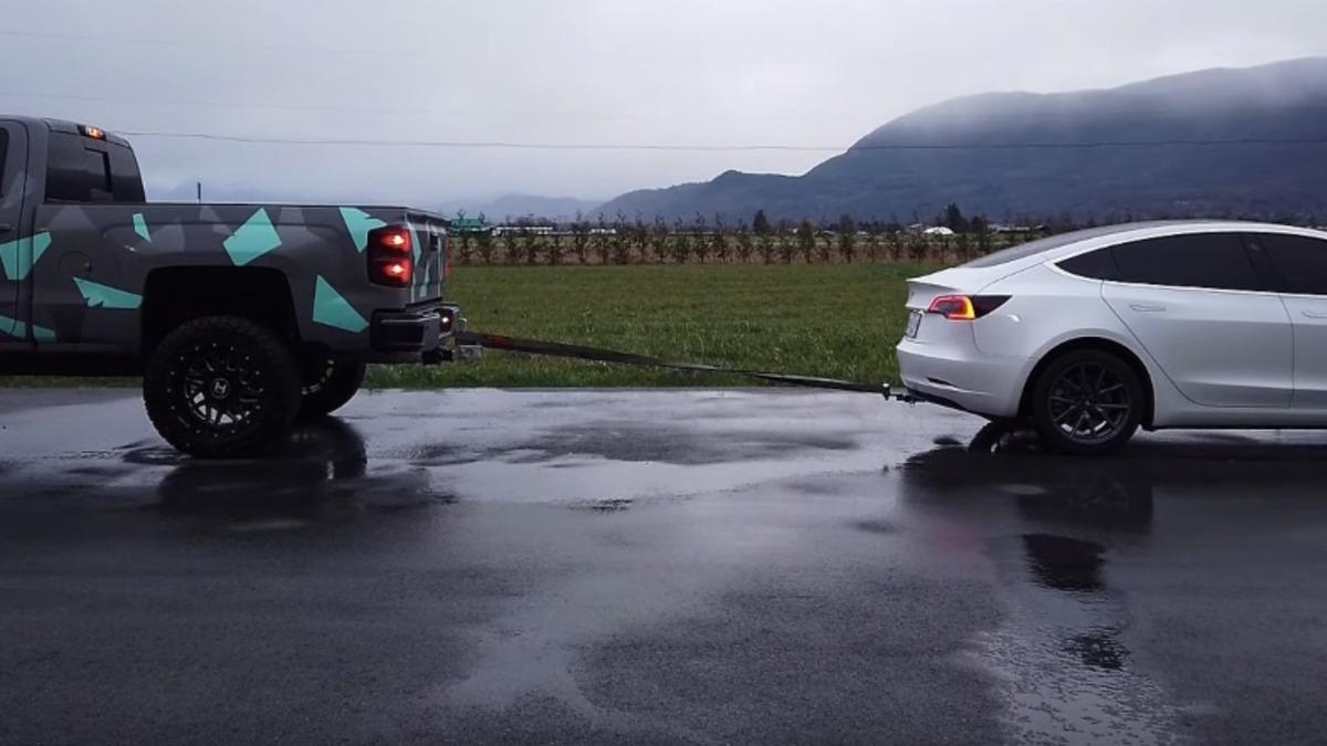 Tesla Model 3 ile Chevrolet Silverado’nun Kıran Kırana Geçen Halat Çekme Yarışı (Video)