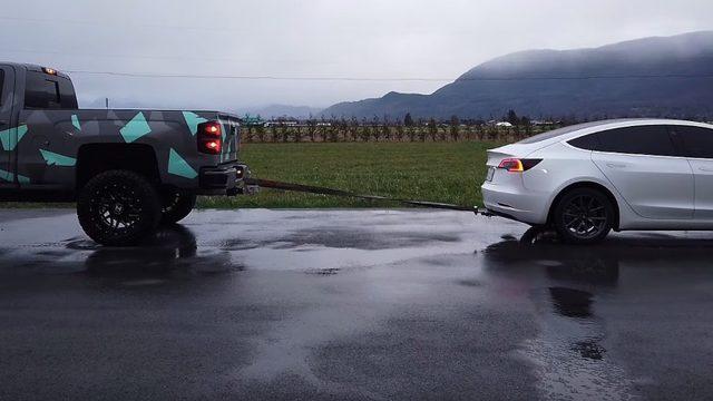 Tesla Model 3 ile Chevrolet Silverado’nun Kıran Kırana Geçen Halat Çekme Yarışı (Video)