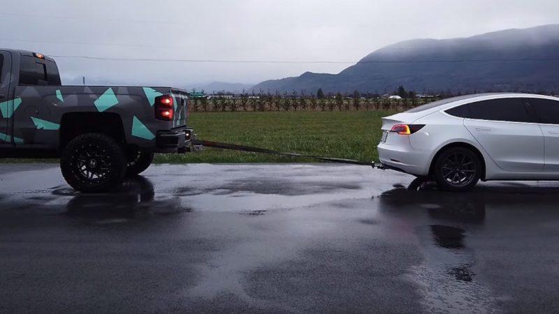 Tesla Model 3 ile Chevrolet Silverado’nun Kıran Kırana Geçen Halat Çekme Yarışı (Video)