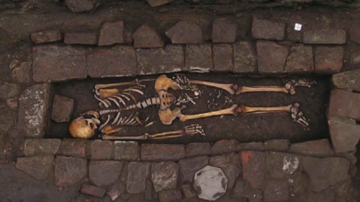 Arkeologların Araştırmasında Ortaya Çıkan Korkunç Gerçek: Tabutta Doğum