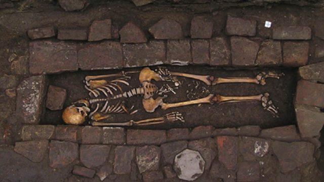 Arkeologların Araştırmasında Ortaya Çıkan Korkunç Gerçek: Tabutta Doğum