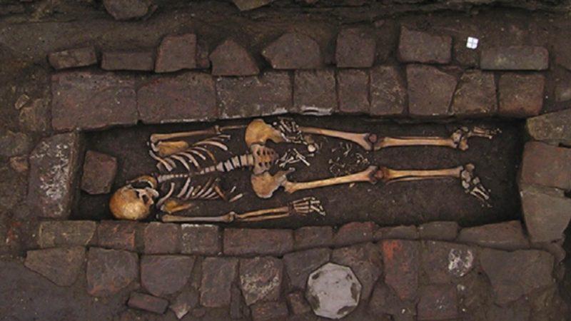 Arkeologların Araştırmasında Ortaya Çıkan Korkunç Gerçek: Tabutta Doğum