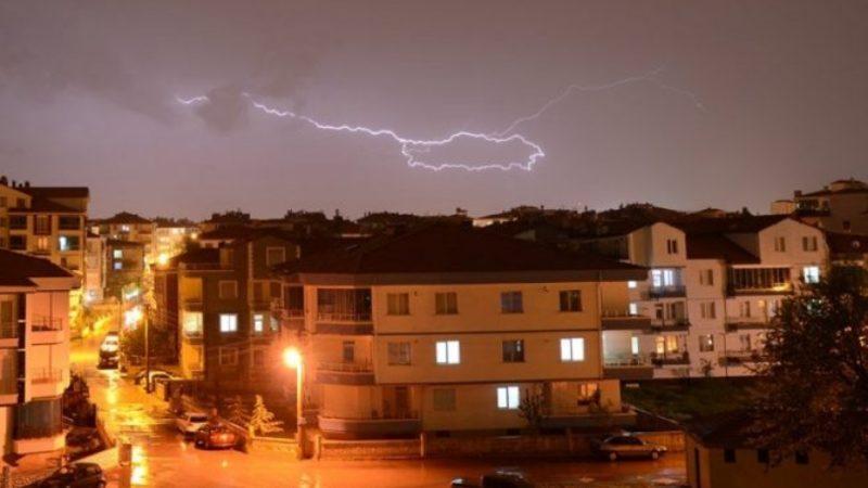 Şimşeklerin Sanki İnsan Elinden Çıkmış Gibi Oluşturduğu Türkiye Haritası