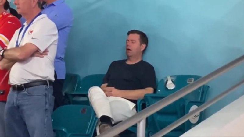 Super Bowl’da Dünyanın En Pahalı Uykusunu Çekti, Sosyal Medyada Viral Oldu