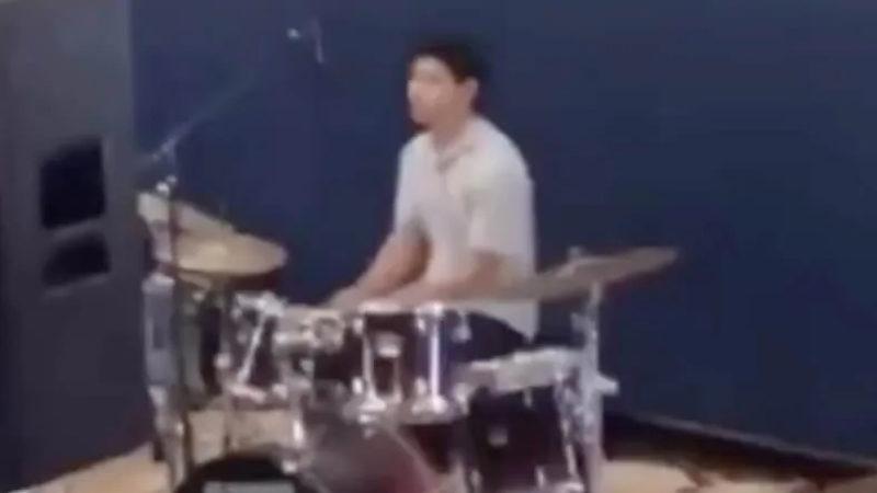 Pornhub Jenerik Müziğini Yetenek Gösterisinde Çalan Genç, Viral Oldu (Video)