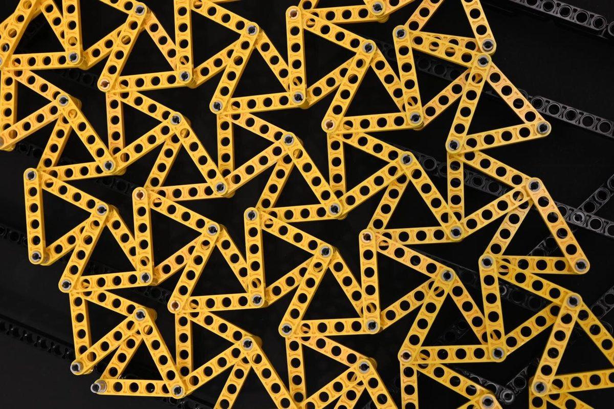 Araştırmacılar, Malzeme Biliminde Yeni Bir Sayfa Açacak Gizli Simetriler Keşfetti