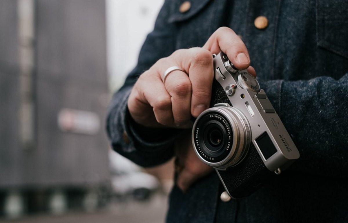 Fujifilm, Retro Tasarımı Gelişmiş Özelliklerle Birleştiren X100V’yi Tanıttı