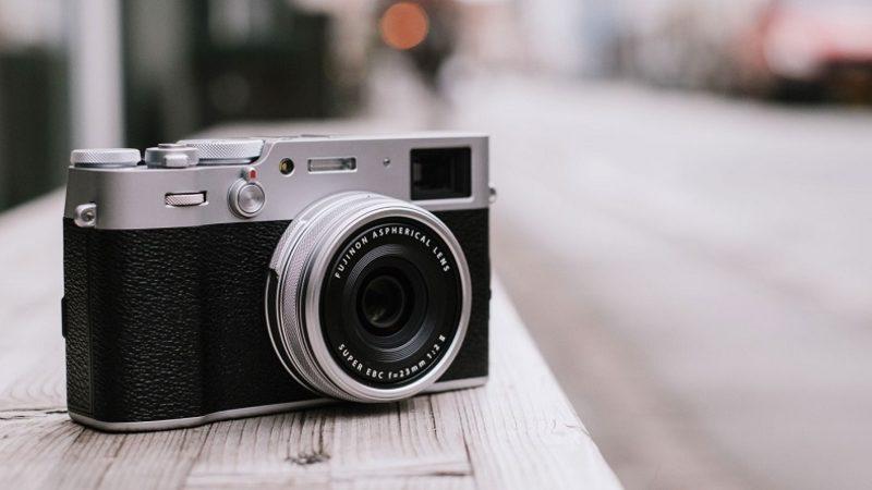 Fujifilm, Retro Tasarımı Gelişmiş Özelliklerle Birleştiren X100V’yi Tanıttı