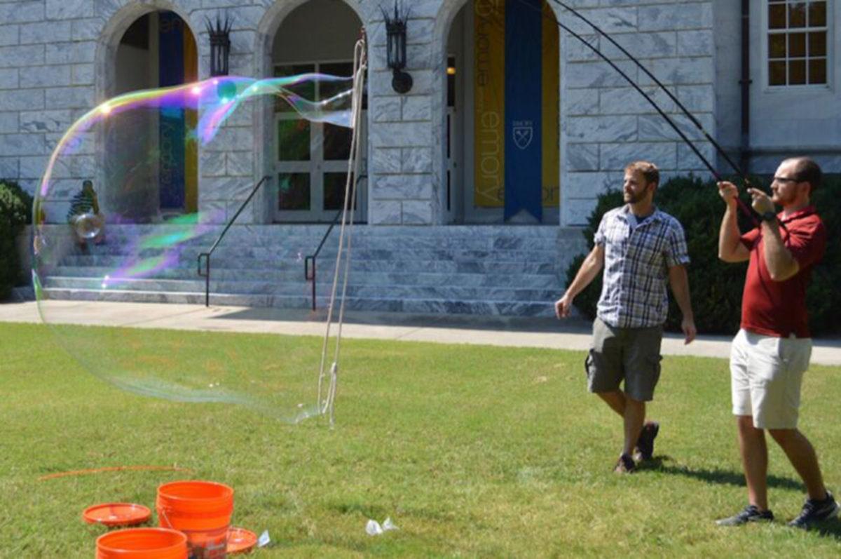 Araştırmacılar, Sabundan Dev Bir Baloncuk Oluşturmak İçin Gereken Bileşimi Belirlediler