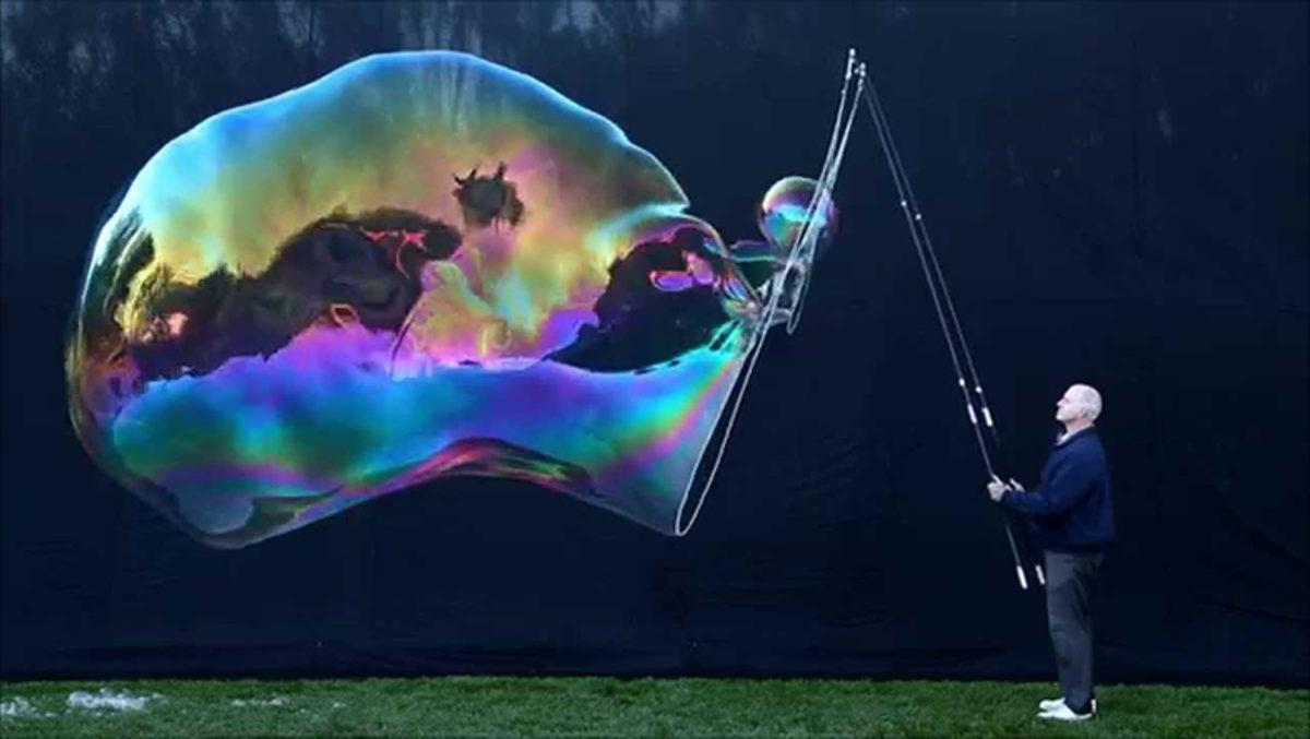 Araştırmacılar, Sabundan Dev Bir Baloncuk Oluşturmak İçin Gereken Bileşimi Belirlediler