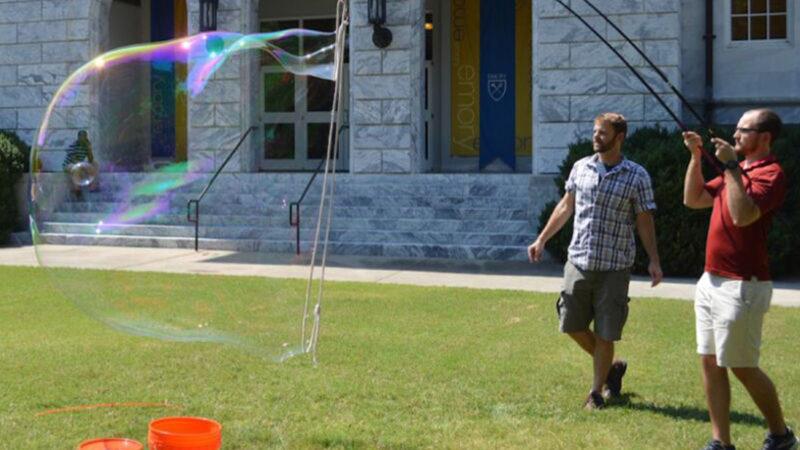 Araştırmacılar, Sabundan Dev Bir Baloncuk Oluşturmak İçin Gereken Bileşimi Belirlediler