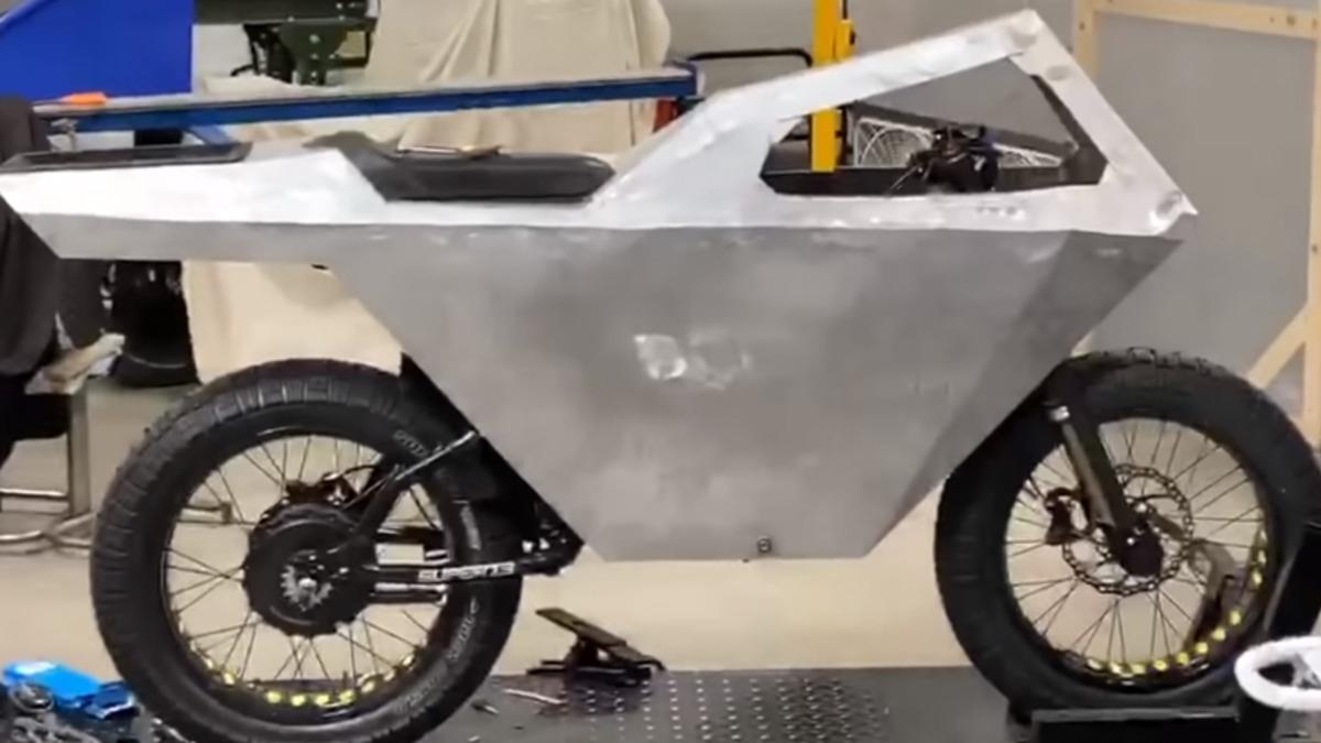 Bir YouTuber, Dünyanın İlk Elektrikli ’Cyberbike’ını Yaptı (Video)