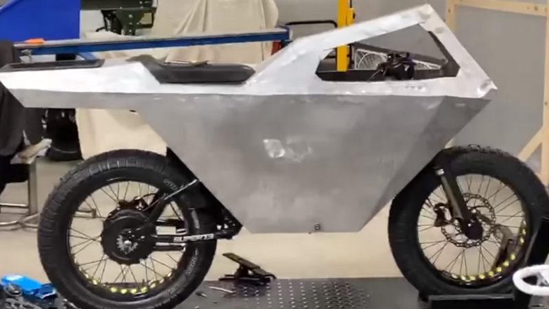 Bir YouTuber, Dünyanın İlk Elektrikli ’Cyberbike’ını Yaptı (Video)