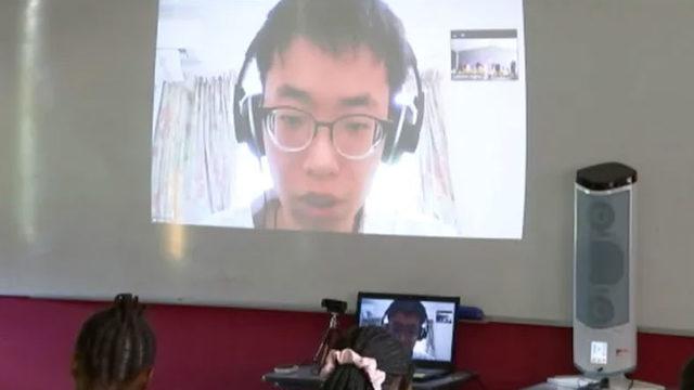 Avustralya’da Çinli Bir Öğretmen, Karantina Altındayken Video Konferans Yoluyla Ders Verdi