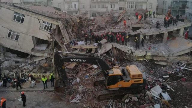 Elazığ Depremi Sırasındaki Panik Anlarını Gösteren Yeni Görüntüler (Video)