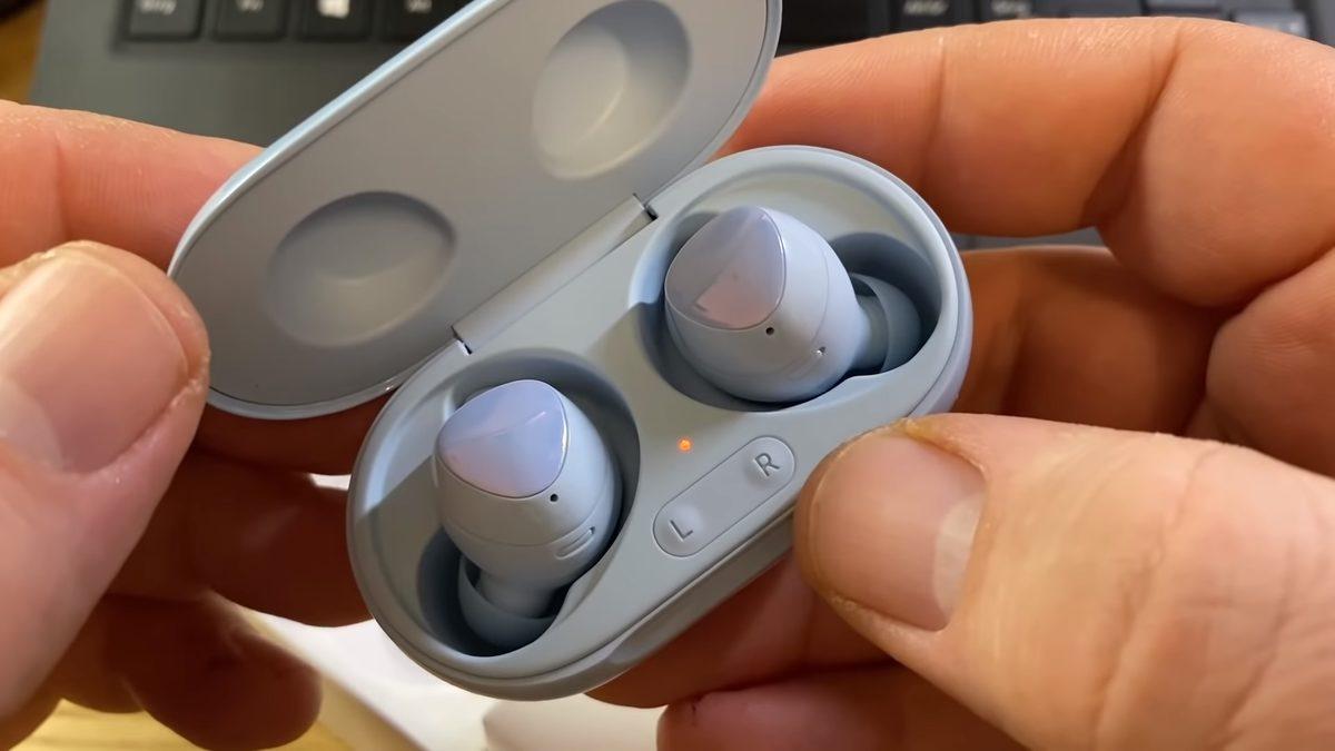 Bir YouTuber, Galaxy Buds+’ın Kutu Açılışını Yaptı (Video)