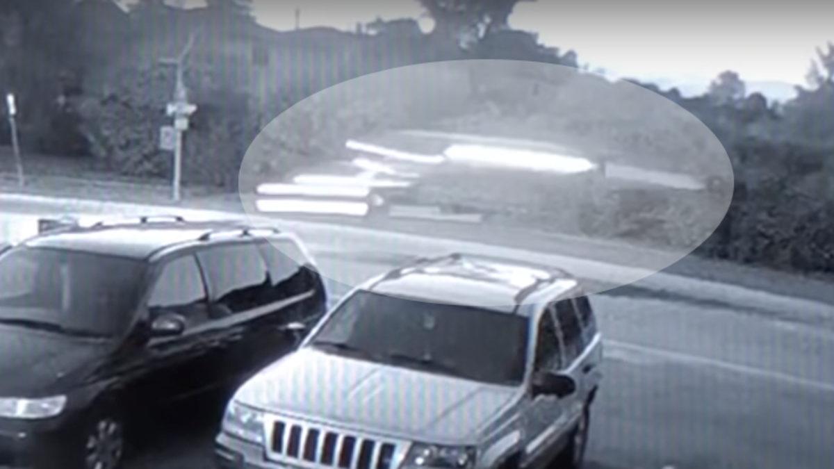 170 km/sa Hızla Giden Tesla’nın Demiryolu Geçidine Çarparak Uçtuğu Anlar (Video)