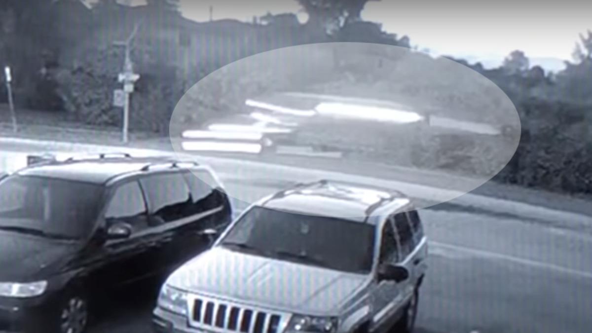 170 km/sa Hızla Giden Tesla’nın Demiryolu Geçidine Çarparak Uçtuğu Anlar (Video)