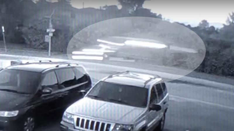 170 km/sa Hızla Giden Tesla’nın Demiryolu Geçidine Çarparak Uçtuğu Anlar (Video)