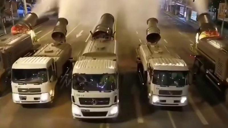 Kamyonlarla Dezenfekte Edilen Wuhan’dan Film Sahnelerini Andıran Görüntüler