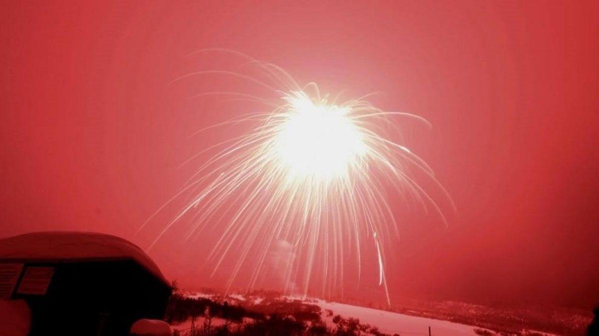 Gökyüzünü Tamamen Kırmızıya Boyayan Dünyanın En Büyük Havai Fişeği (Video)