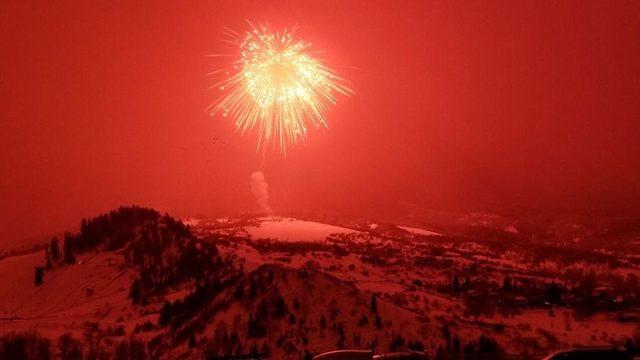 Gökyüzünü Tamamen Kırmızıya Boyayan Dünyanın En Büyük Havai Fişeği (Video)