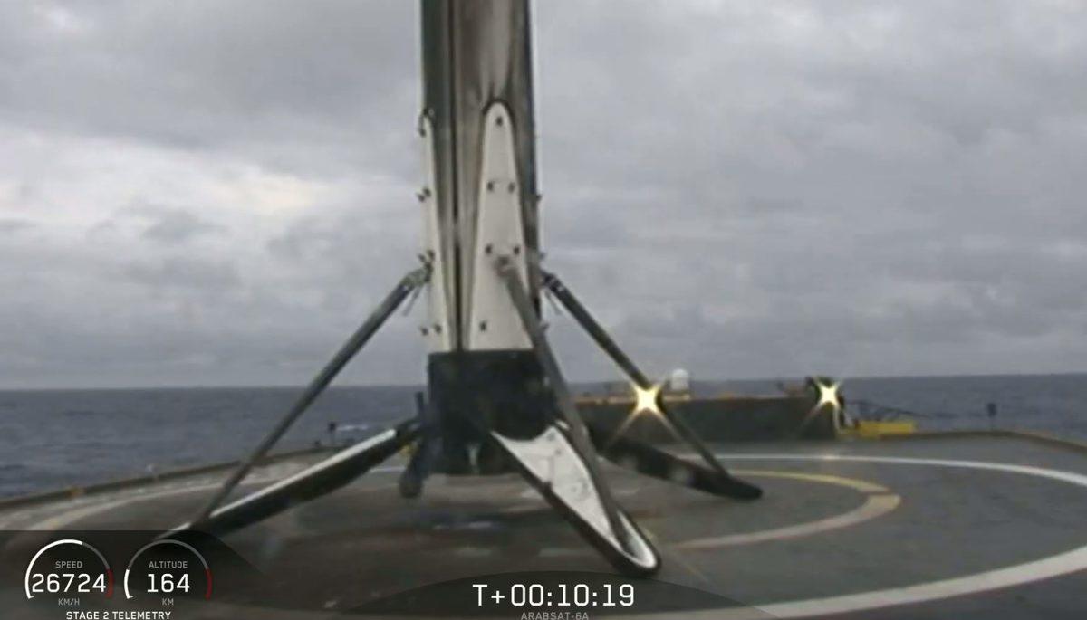 SpaceX Tarih Yazdı: Falcon Heavy, Başarılı Fırlatma Sonrası 3 Roketiyle Dünya’ya İniş Yaptı