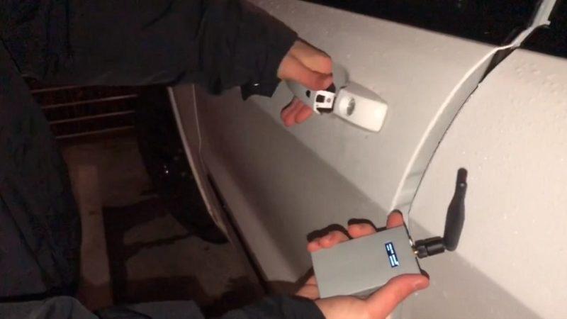 Bir Adam, Tüm Otomobillerin Kapılarını Saniyeler İçinde Açabilen Cihaz Satıyor