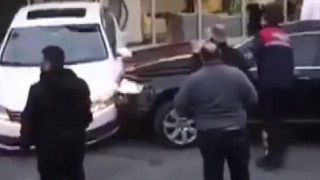 İstanbul’da Bir Araç Sürücüsü, Hatalı Park Edilen Aracı Haşat Etti (Video)