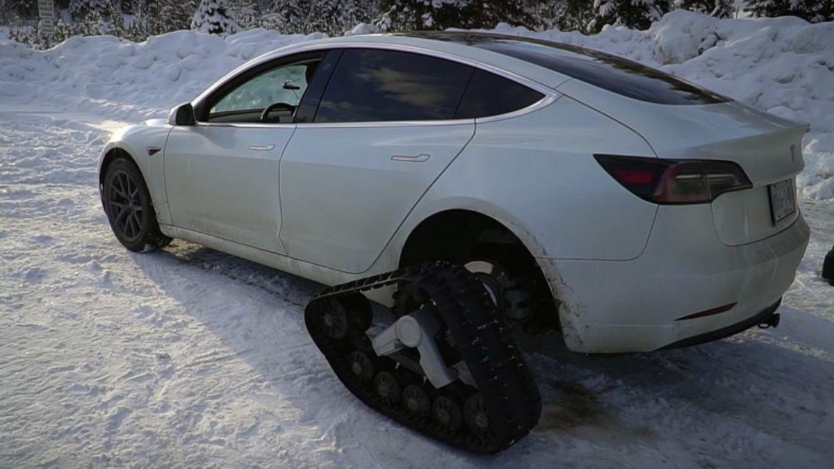 Bir YouTuber, Tesla Model 3’e Kar Paleti Taktı (Video)