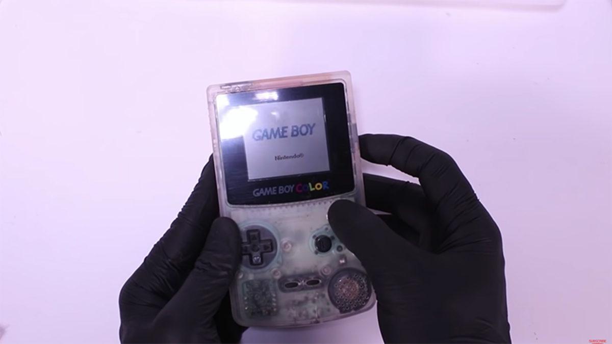 Bir YouTuber 1998 Yılından Kalma Bir Game Boy’u Hayata Döndürdü