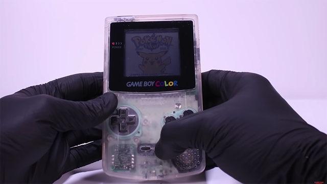 Bir YouTuber 1998 Yılından Kalma Bir Game Boy’u Hayata Döndürdü