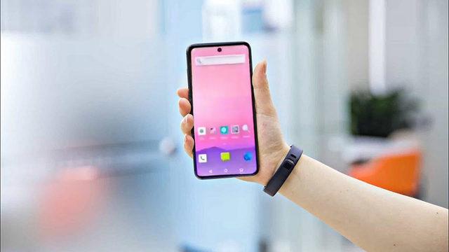 Elephone, Ekranın Ortasına Yerleştirilmiş Kamera Deliğine Sahip Bir Telefon Üretecek