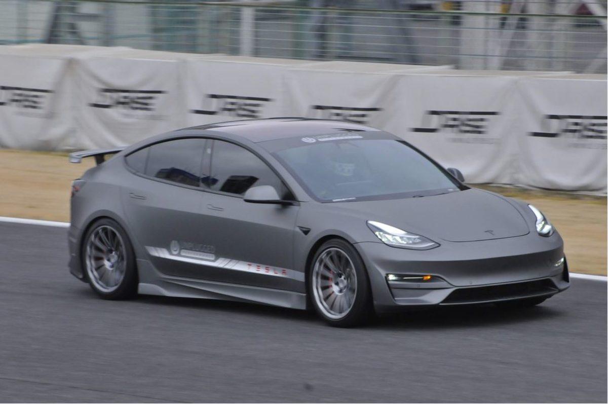 Pistlere İnen Tesla Model 3, Milyonluk Süper Otomobillere Toz Yutturdu