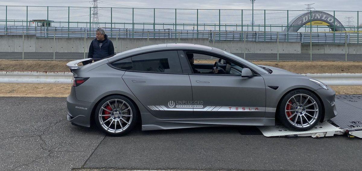 Pistlere İnen Tesla Model 3, Milyonluk Süper Otomobillere Toz Yutturdu