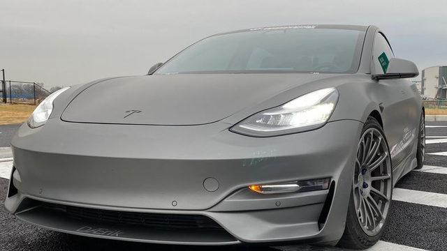 Pistlere İnen Tesla Model 3, Milyonluk Süper Otomobillere Toz Yutturdu