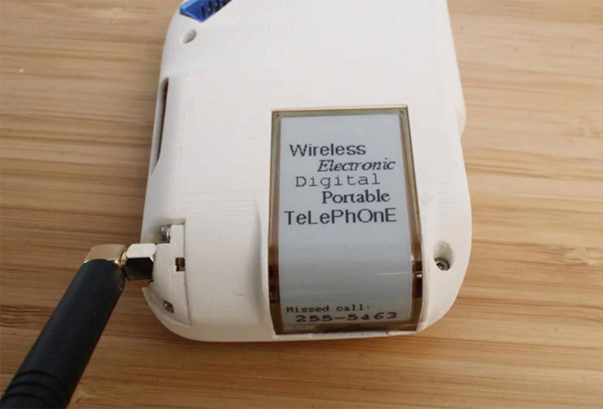 Bir Uzay Mühendisi, Çevirmeli Kadranı Bulunan Cep Telefonu Geliştirdi