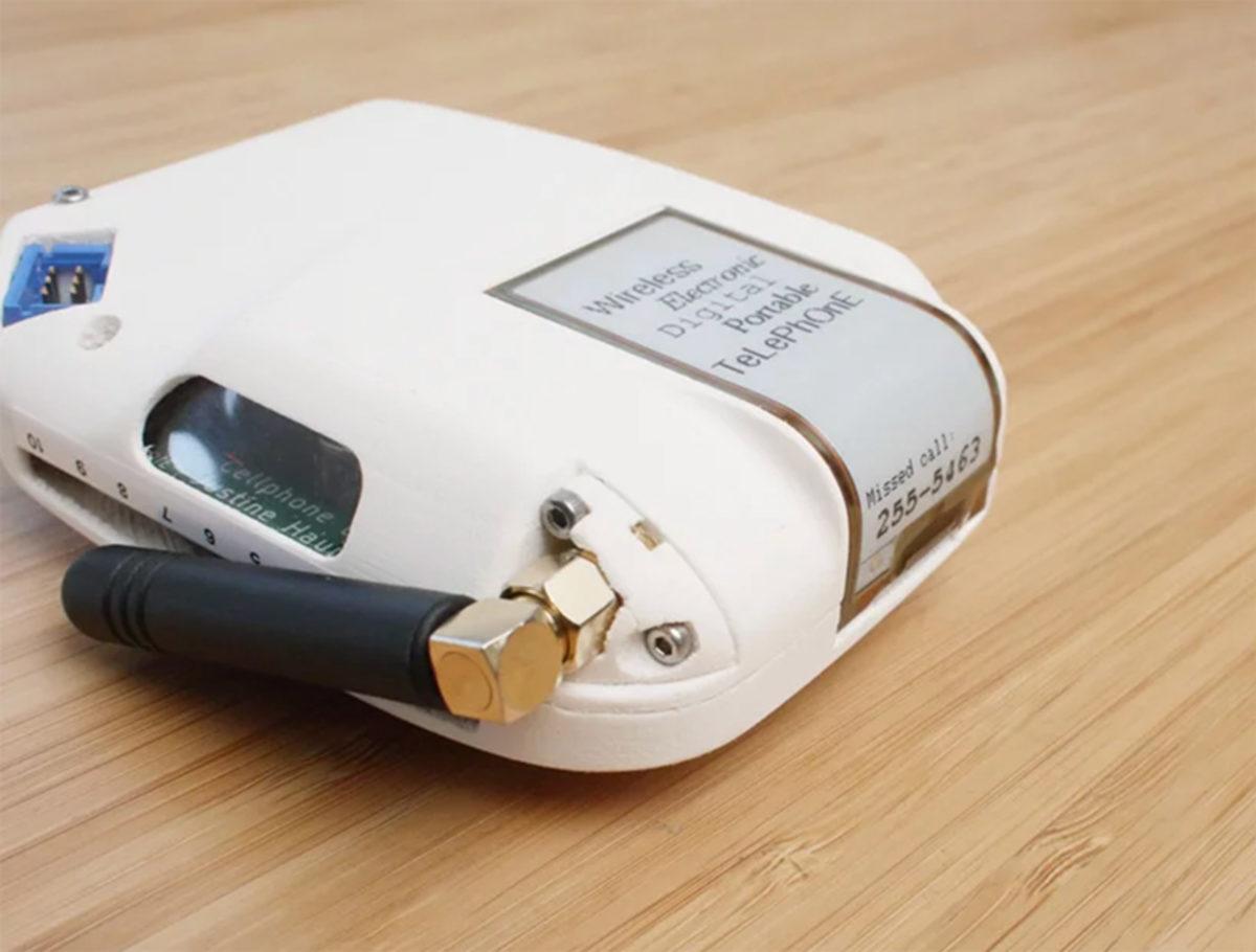 Bir Uzay Mühendisi, Çevirmeli Kadranı Bulunan Cep Telefonu Geliştirdi