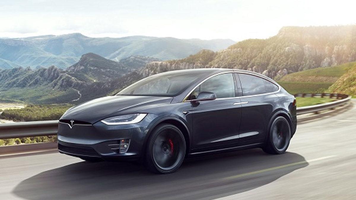 Tesla, 15.000 Model X SUV’unu Geri Çağırdı