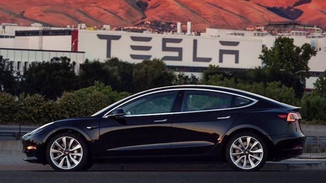 Tesla, Tam Otomatik Sürücü Özelliğinin Fiyatını Arttırıyor