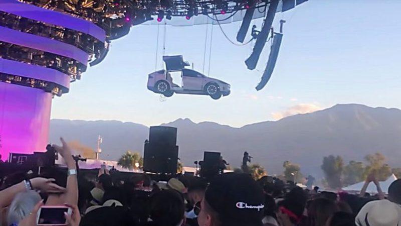 Jaden Smith Sahnedeyken Tesla Model X’in Tüm Dikkatleri Üzerine Çektiği Şovu (Video)