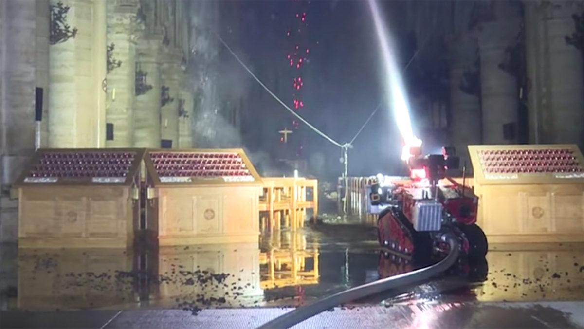Notre Dame Yangınında Katedralin İçini Söndüren Robot: Colossus (Video)